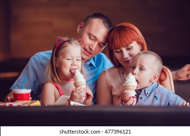 Happy Family Eating Ice Cream Restaurant Stock Photo 477396121 ...