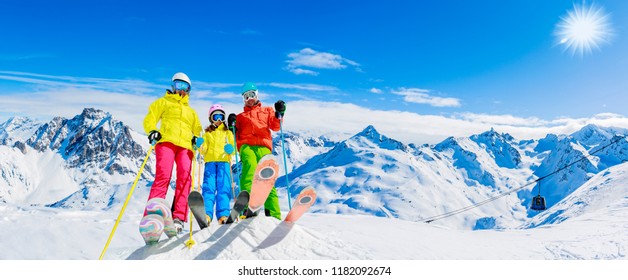 Fröhliche Familie, die Winterferien in den Bergen genießt. Ski, Sonne, Schnee und Spaß.