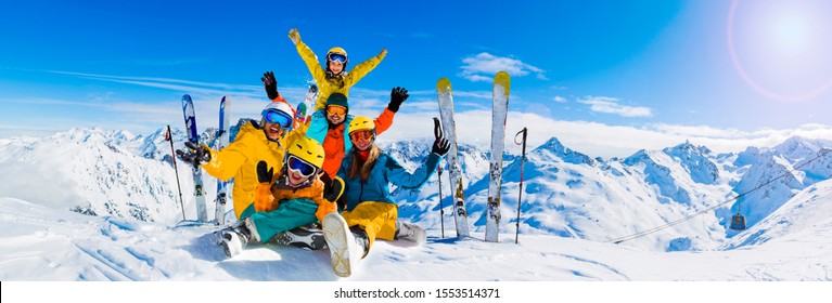 Fröhliche Familie, die Winterferien in den Bergen genießt, Val Thorens, 3 Täler, Frankreich. Spielen mit Schnee und Sonne in hohen Bergen. Winterferien.