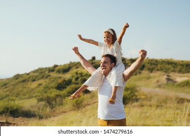 glücklicher Familienvater und Kind auf der Wiese 