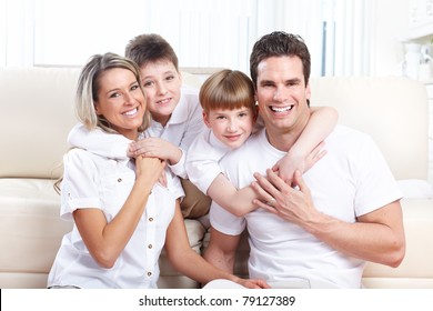 Fröhliche Familie. Vater, Mutter und Kinder zu Hause