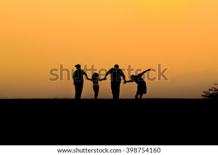 Similar – Vater und Sohn spielen im Park bei Sonnenuntergang Zeit. Menschen, die Spaß im Freien. Konzept der Sommerurlaub und freundliche Familie.