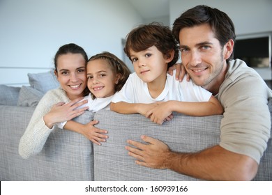 Fröhliche Familie von vier entspannenden in Sofa