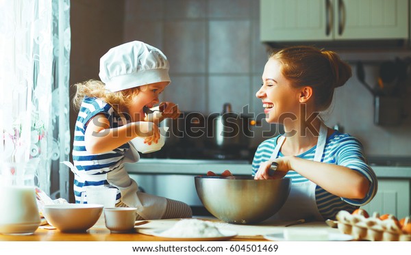 Feliz Familia En La Cocina Madre E Hija Preparando La Masa Horneando Galletas 