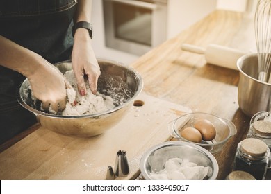 Check Cake Doneness By Using Toothpick Foto Stok 1219150513 | Shutterstock