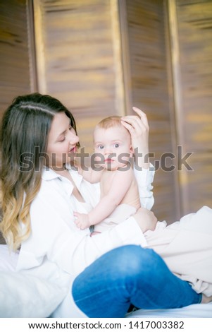 Similar – Foto Bild glückliche Mutter und Baby, die zu Hause im Schlafzimmer spielen.