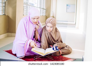 Happy Family. Muslim Asian Woman Mother Teaching Her Daughter Duaa (praying To Allah) Praying For God. 