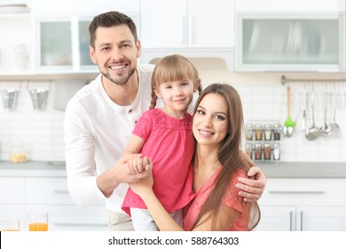 Fröhliche Familie in der Küche zu Hause