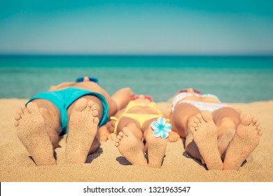 Fröhliche Familie in den Sommerferien. Die Leute liegen am Strand. Konzept eines gesunden Lebensstils
