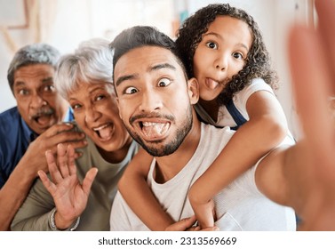 Feliz familia, retrato y tonto selfie de cara para medios sociales, vlog o divertidos posts en línea en casa. Abuelos, padre e hijo con una expresión tonta para foto, memoria o foto de perfil juntos