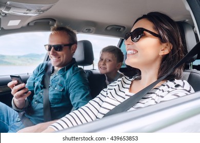 Frohes Familienfahren im Auto