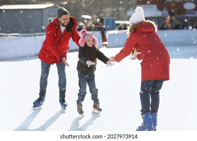 Felices vacaciones familiares en pista de patinaje al aire libre