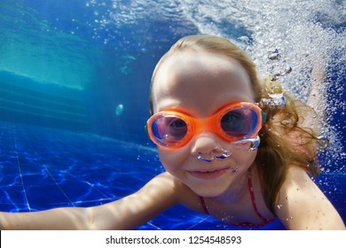 Happy Family In Swimming Pool. Smiling Child In Goggles Swim, Dive In Pool With Fun - Jump Deep Down Underwater. Healthy Lifestyle, People Water Sport Activity, Swimming Lessons On Holidays With Kids