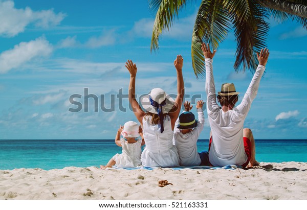 Gluckliche Familie Mit Zwei Kindern Am Stockfoto Jetzt Bearbeiten