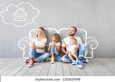 Fröhliche Familie mit zwei Kindern, die in ein neues Zuhause spielen. Vater, Mutter und Kinder, die zusammen Spaß haben. Moving House Day und Immobilienkonzept