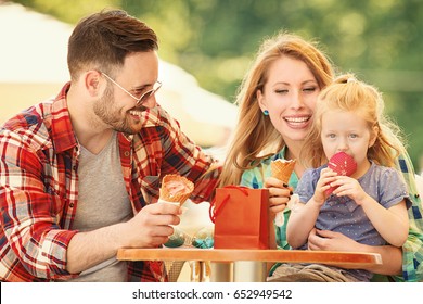 10,746 Family eating ice cream Images, Stock Photos & Vectors ...