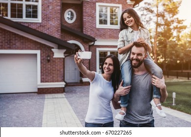 68,733 Family Front House Images, Stock Photos & Vectors 