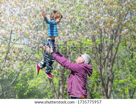 junge wirft einen Ball auf die Oma