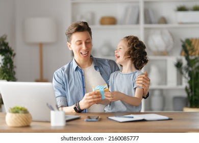 Happy Fathers Day Child Daughter Congratulating Stock Photo 2160085777 ...