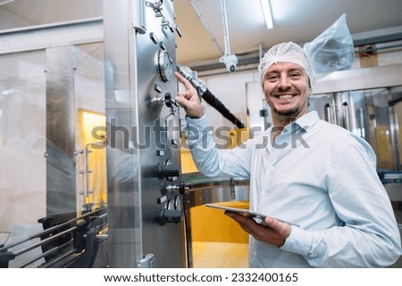 happy fatory engineer technician machine operate config setting working in food and drink factory Foto stock © 