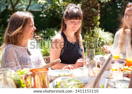 Similar – Gruppe von Freunden, die bei einem Sommergrill kochen.