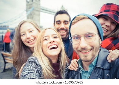 Happy friends caucasian taking selfie. Students having fun with technology trends. Youth, tech and friendship concept - Main focus on bottom girls
