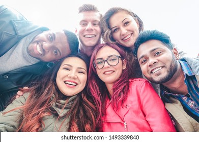 Amici felici di diverse culture e razze che si fanno selfie - Studenti che si divertono con le tendenze tecnologiche all'università erasmus - Concetto di gioventù, tecnologia e amicizia - Focus principale sulle ragazze in basso