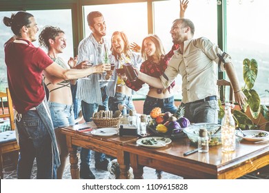 Imágenes, fotos de stock y vectores sobre Hogar Amigos Happy Friends Cheering Beers Barbecue Dinner | People Stock