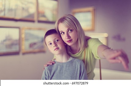 Happy Germany Mother Son Looking Paintings Foto de stock 697072879