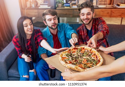 6,097 Pizza friends laugh Images, Stock Photos & Vectors | Shutterstock