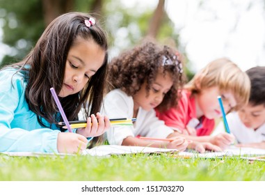Boldog gyermekcsoport színezés a parkban  Stockfotó