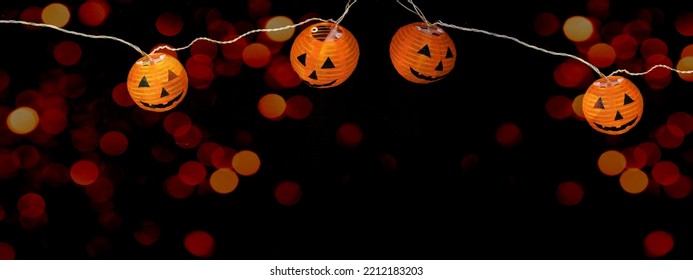 Happy HALLOWEEN Party Celebration Background Banner Panorama - Fairy Lights, String Of Lights With Funny Orange Glowing Halloween Pumpkins And Bokeh Lights In The Dark Night