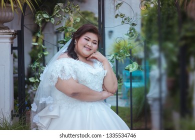 chubby bride