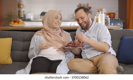 399 Man feeding woman grapes Images, Stock Photos & Vectors | Shutterstock