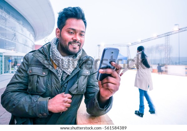 Frohlicher Indischer Mann Der Im Winter Stockfoto Jetzt Bearbeiten