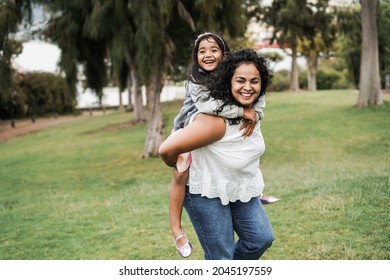 Fröhliche indianische Mutter, die sich mit ihrer Tochter im Freien amüsiert - Fokus auf das Gesicht der Mutter