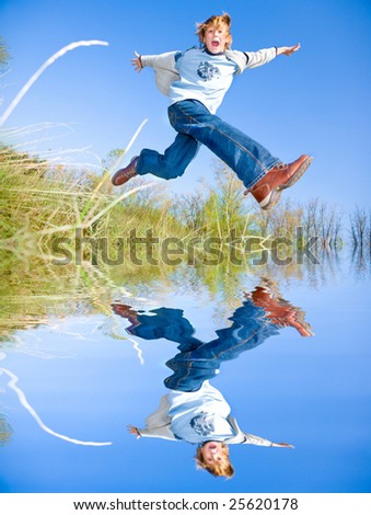 Similar – Junge Frau genießt den Tag auf einem Feld mit Grünflächen.