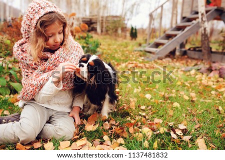 Similar – Foto Bild fröhliches Kind Mädchen mit einem Korb voller Äpfel, das mit ihrem Hund spielt.