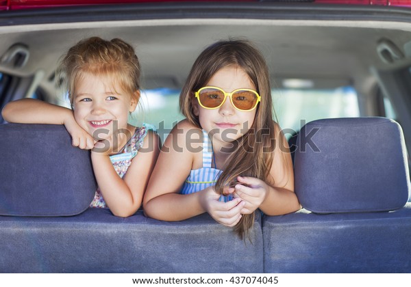 Happy kids in the car. Family on vacation. Summer
holiday and car travel
concept