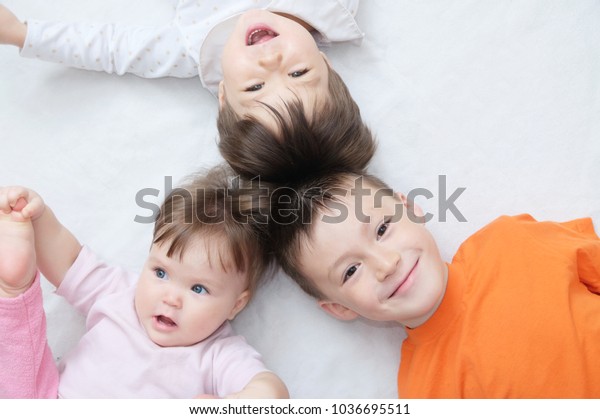 Ninos Felices Tres Ninos Riendose De Foto De Stock Editar Ahora