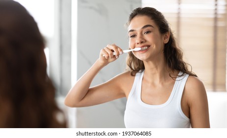 Feliz Dama Cepillarse Los Dientes Con El cepillo De dientes En El Cuarto De Baño