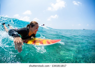 ビキニの女の子は波打ち板で楽しみ 女性のサーファーは水に飛び込み 海の波に飛び込む ウォータースポーツ アドベンチャー キャンプの人々 夏のビーチ ファミリー休暇のビーチ エクストリーム アクティビティ の写真素材 今すぐ編集