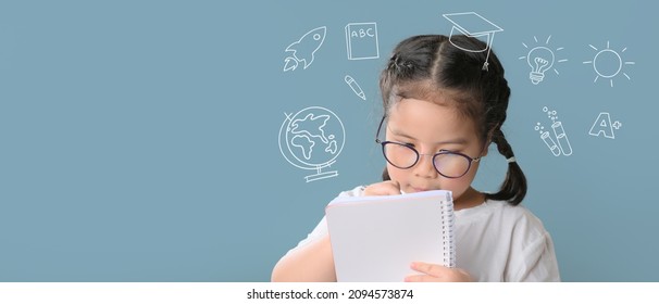 Ein glückliches asiatisches Mädchen, das in Notizbuch-Lernen mit Internet-Unterricht über Quarantäne, Homeschooling-Konzept. 