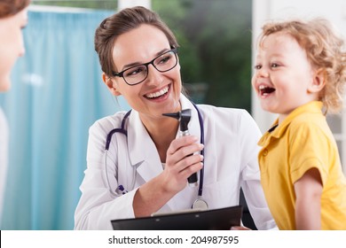 Boldog kisfiú után egészségügyi vizsga az orvosi rendelőben Stockfotó