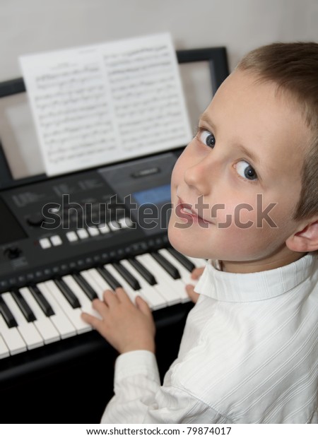 電気ピアノを弾く幸せな少年 キーボード 音楽レッスンの教育イラスト の写真素材 今すぐ編集