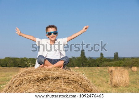 Similar – Vater und Sohn spielen zur Tageszeit im Park.