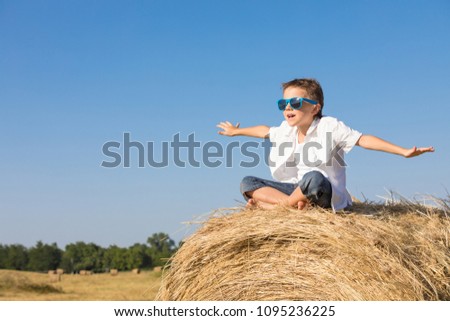 Similar – Vater und Sohn spielen zur Tageszeit im Park.