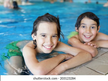 Niños pequeños felices disfrutando relajándose y salpicándose en el agua