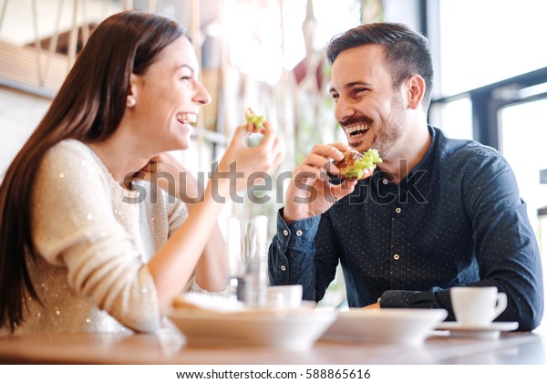 カフェで朝食を楽しむ幸せな恋人夫婦 愛 デート 食べ物 ライフスタイル の写真素材 今すぐ編集