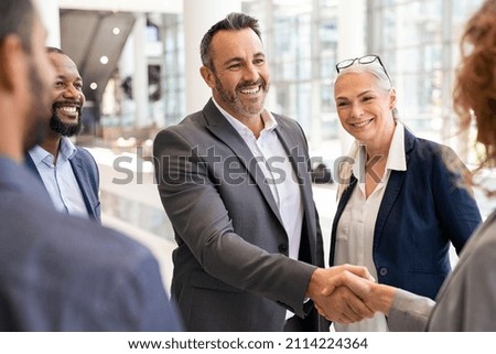 Foto Bild Hand einer Seniorin auf dem Krankenbett